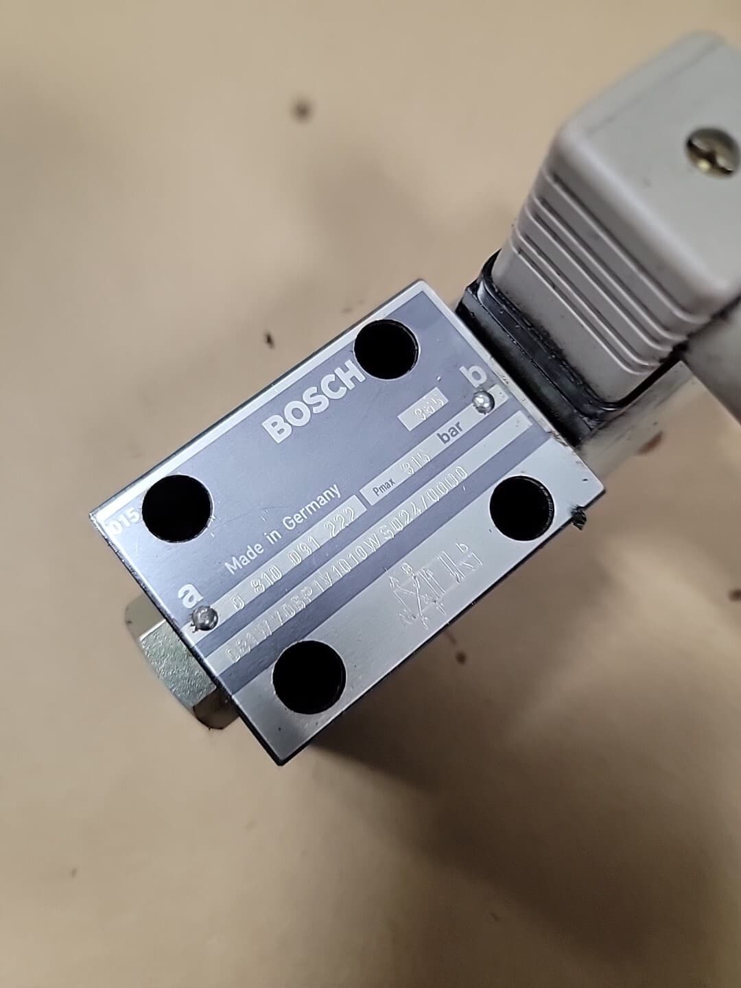 BOSCH Directional Control Valve 0 810 091 222 Used  2