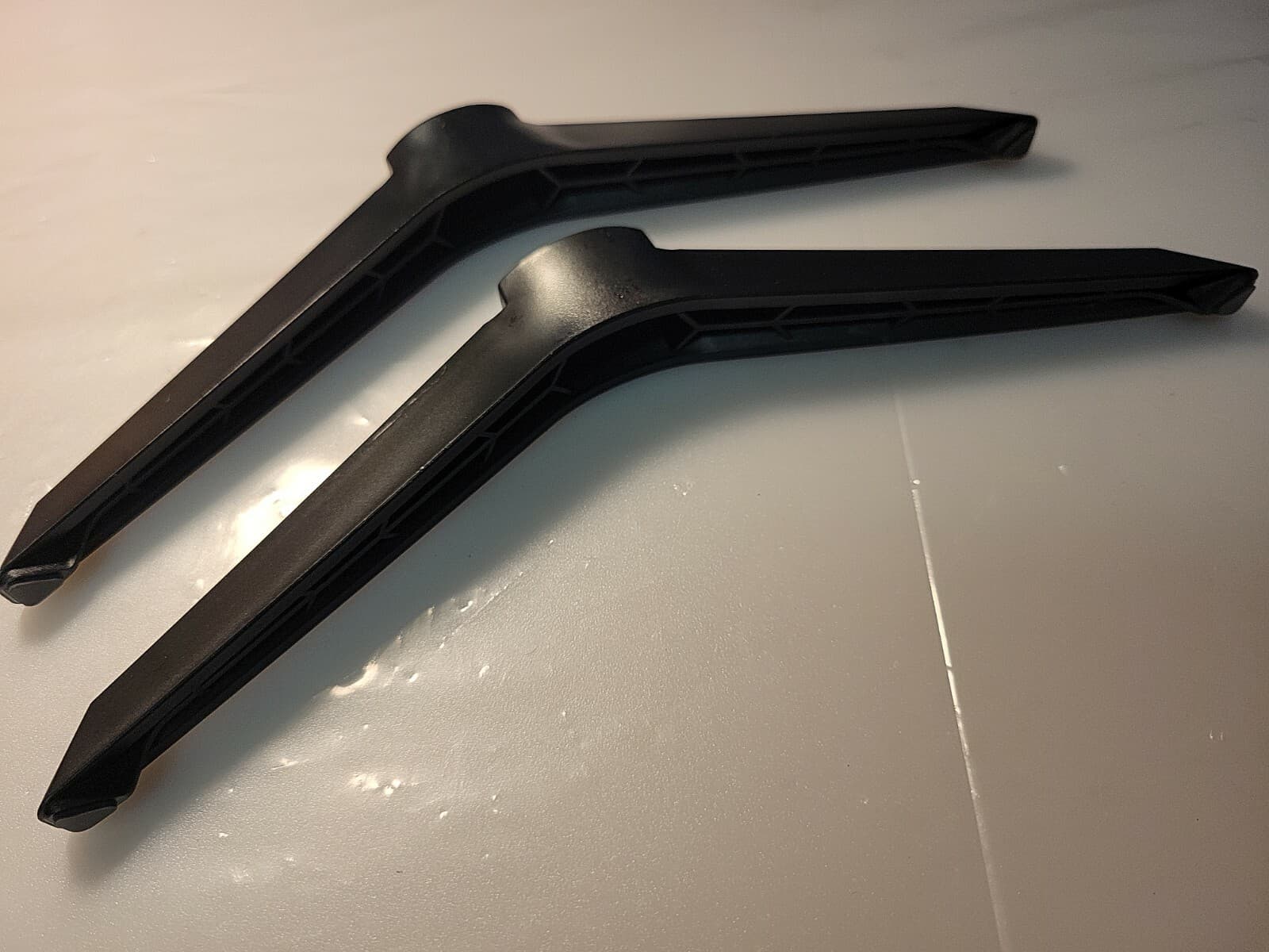 VIZIO D40F-J09 TV STAND LEGS WITH SCREWS USED 4