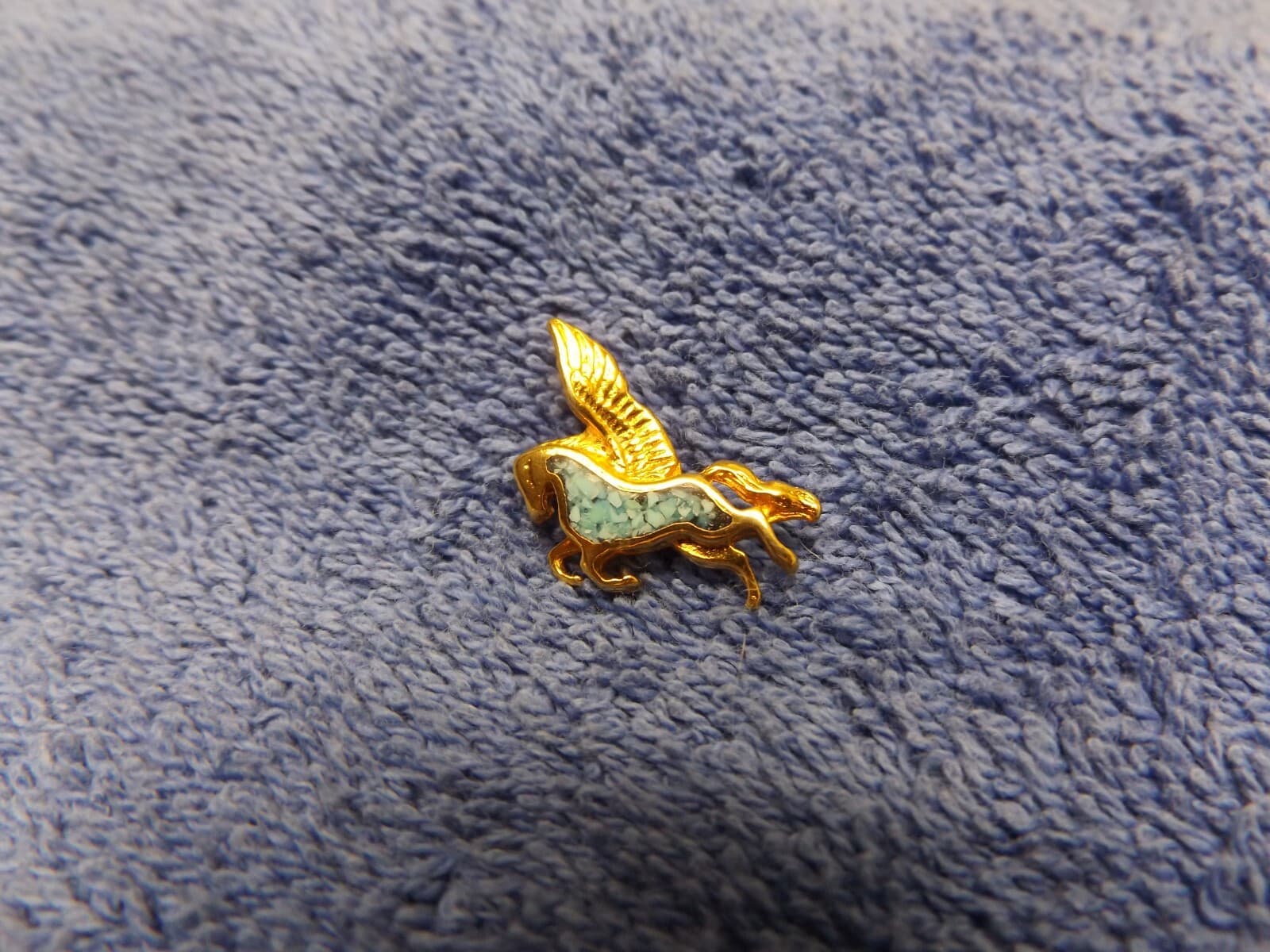 PEGASUS WINGED HORSE GREEK MYTHOLOGY TURQUOISE INLAY GOLD TONE HAT LAPEL PIN