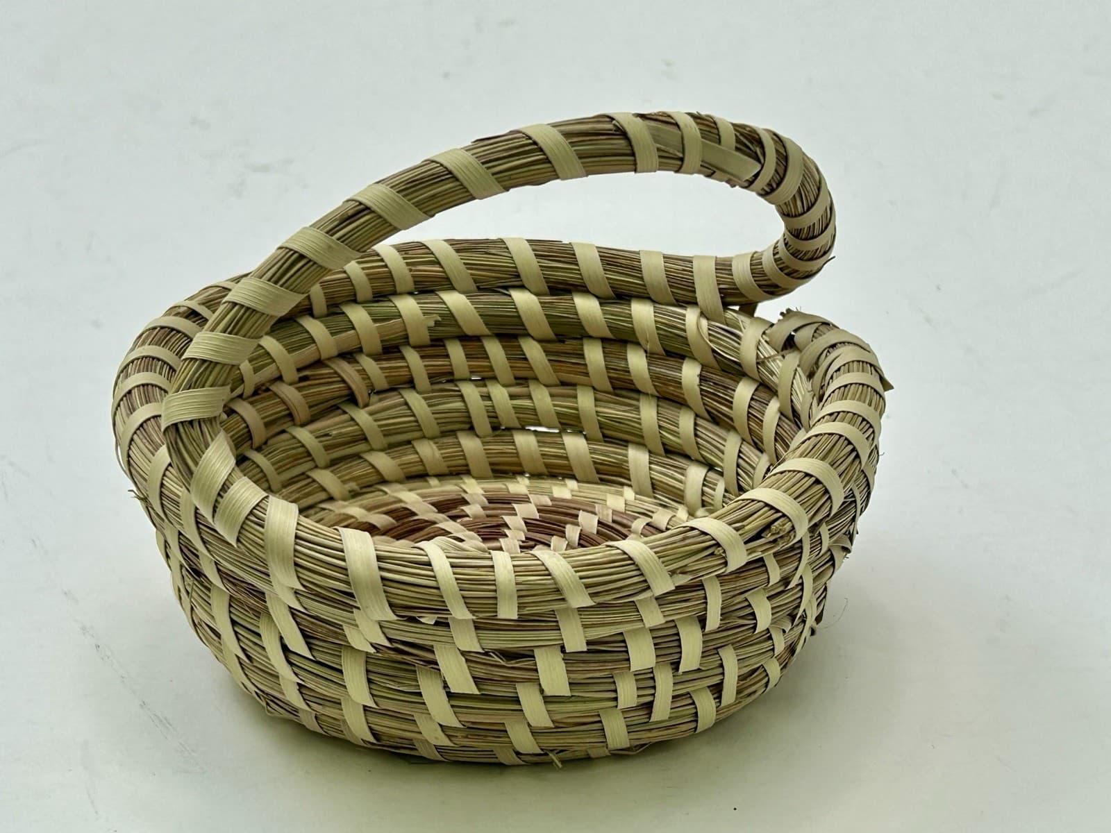 Charleston Gullah Sweetgrass Handmade Round Small Basket  w/ Handle 4" H 6" D
