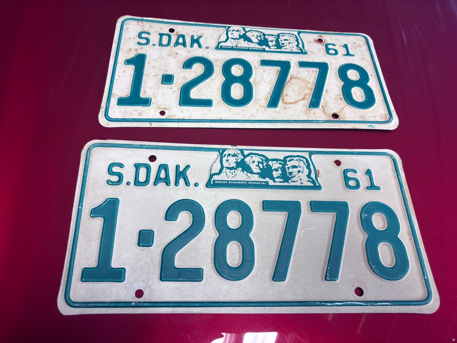 - MATCHING PAIR - 1961 - SOUTH DAKOTA - LICENSE PLATES - NICE SHAPE