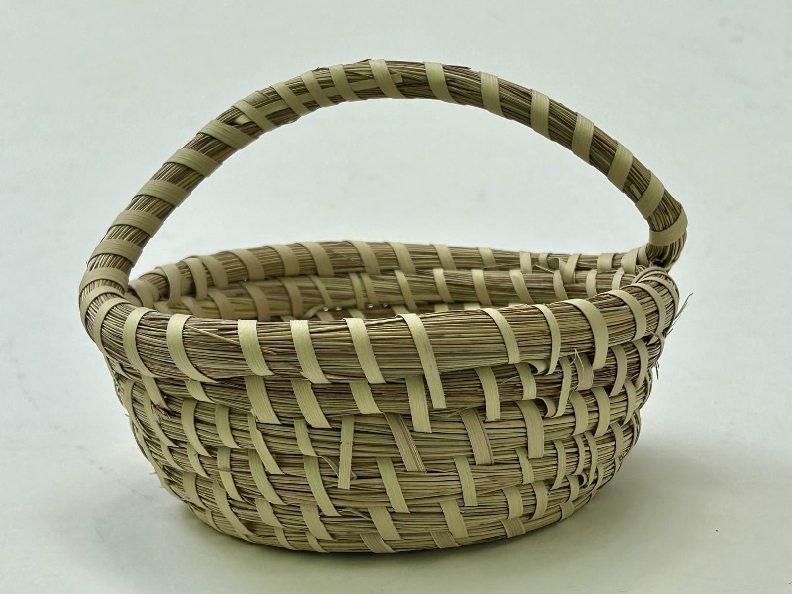 Charleston Gullah Sweetgrass Handmade Round Small Basket  w/ Handle 4" H 6" D 6