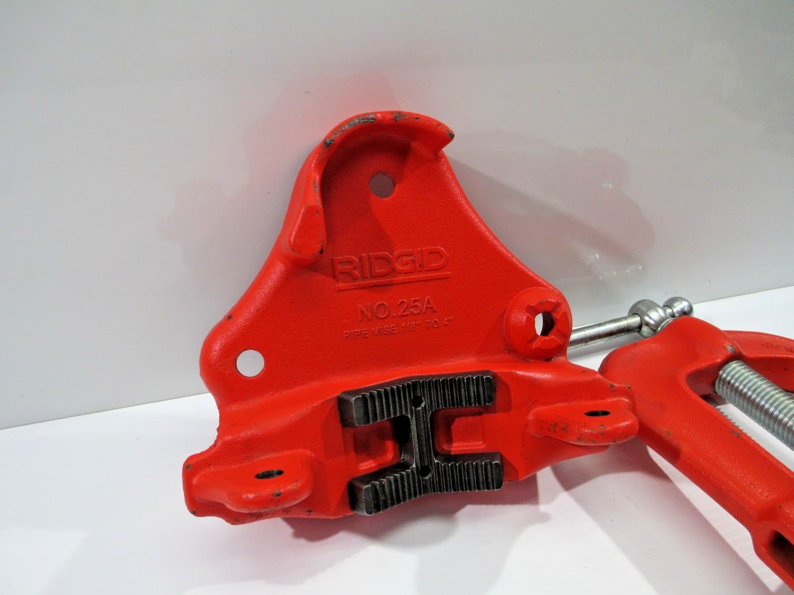 RIGID BENCH YOKE VISE BENDER 1/8 - 4" PIPE SIZE 12" HEIGHT 40100 NOT COMPLETE 3