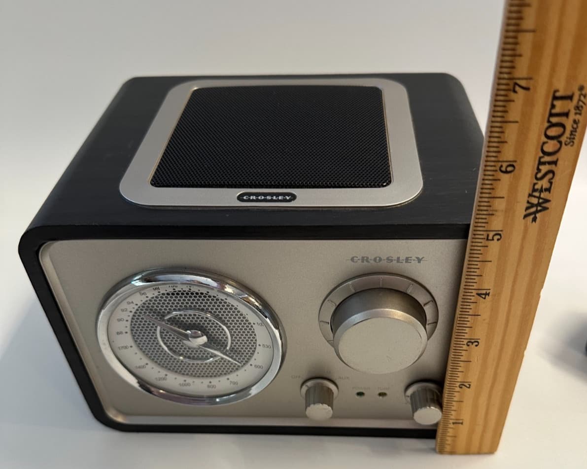 Crosley retro AM/FM/AUX radio w/antennae &tuning dial-model #CR3003A READ FLAWS 3