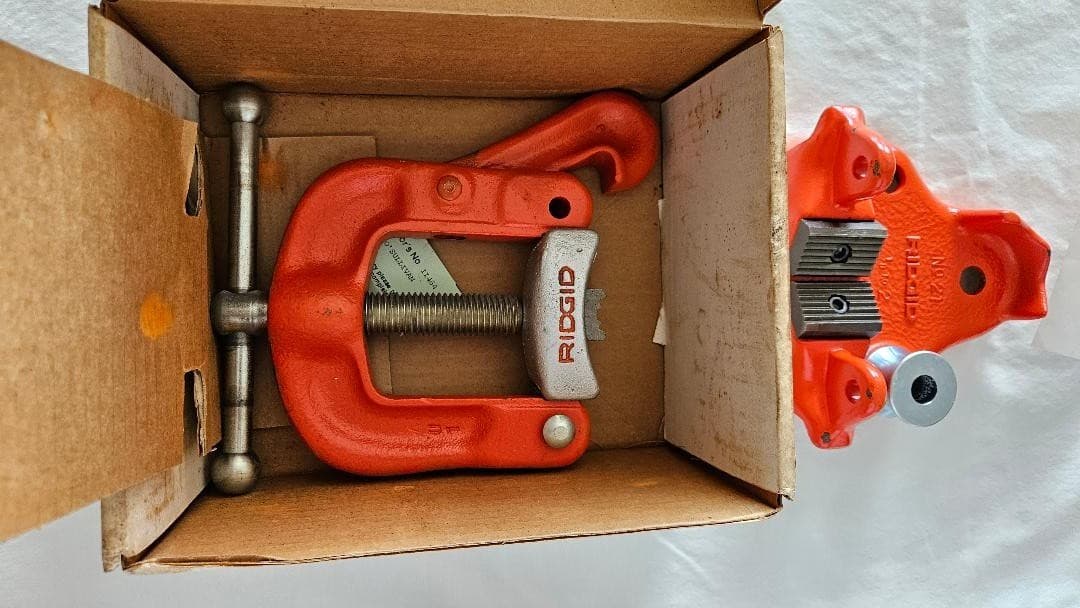 Ridgid #21 - Bench Yoke Pipe Vise, 1/8"-2" pipe holding clamp. New/Never Used 5