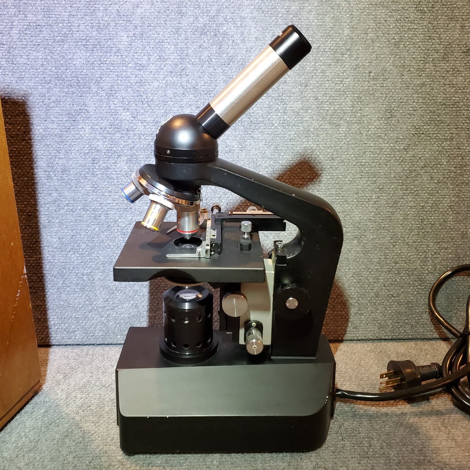 Fisher Scientific 1000x Luminated Compound Microscope 4 Objectives Dovetail Case 5