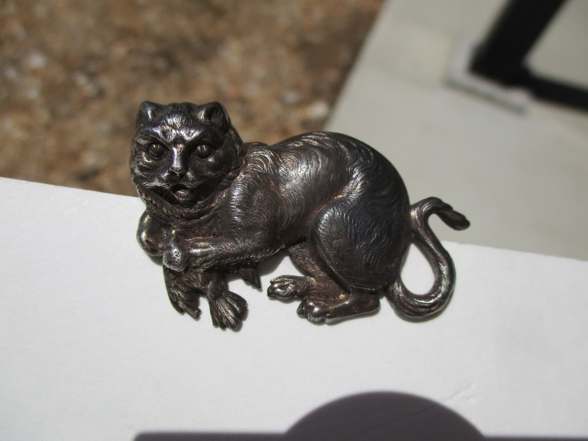 Vintage Antique French "REALISTIC CAT HOLDING A BIRD" White Metal Button 5