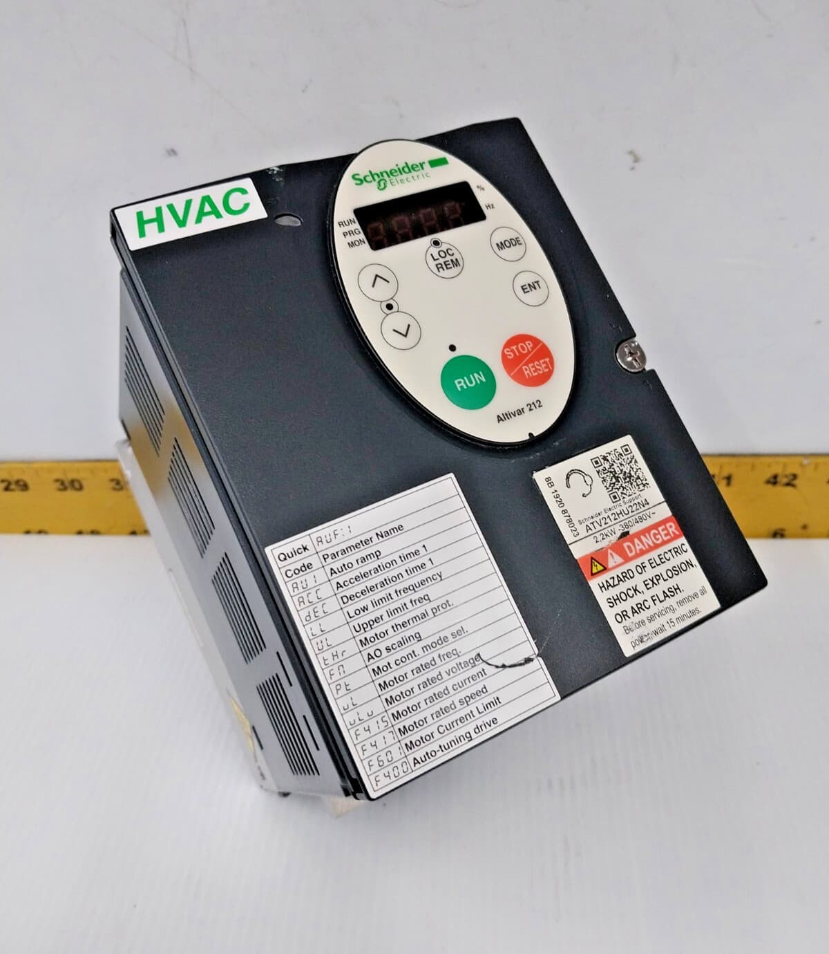 NEW SCHNEIDER 3 HP AC VFD VARIABLE SPEED DRIVE 2.2kW 480 VAC  ATV212HU22N4