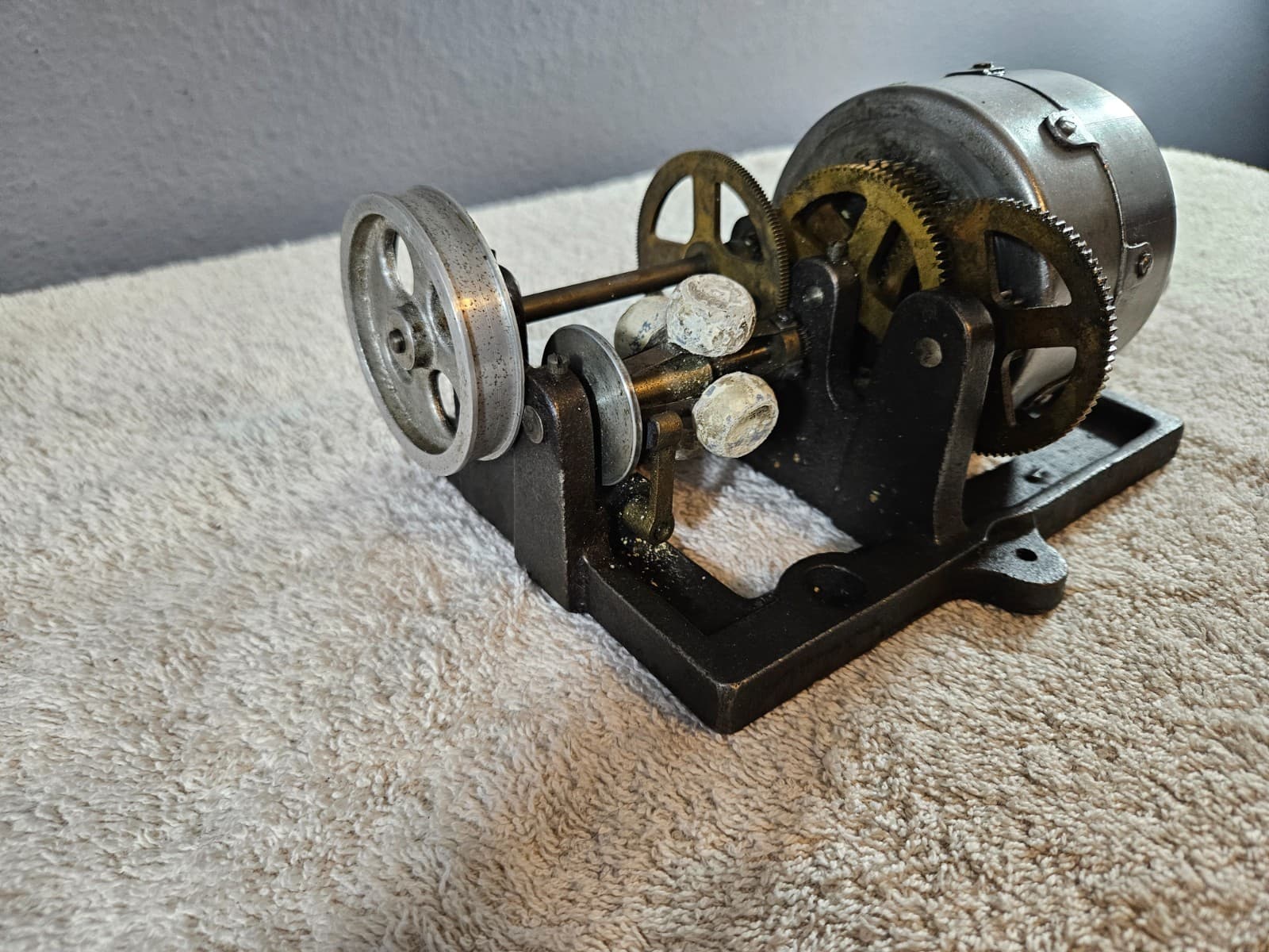 Columbia Graphophone mechanism with crank handle. Watch It Work! 2