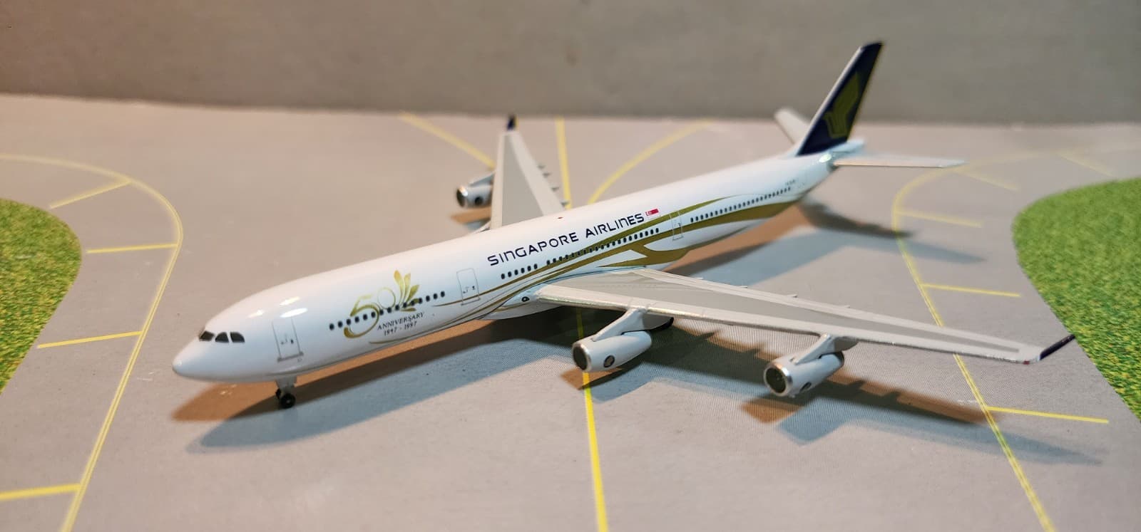 SJ SINGAPORE "50TH ANN" A340-300  1:500 SCALE DIECAST MODEL W/SCALE GEAR & STAND