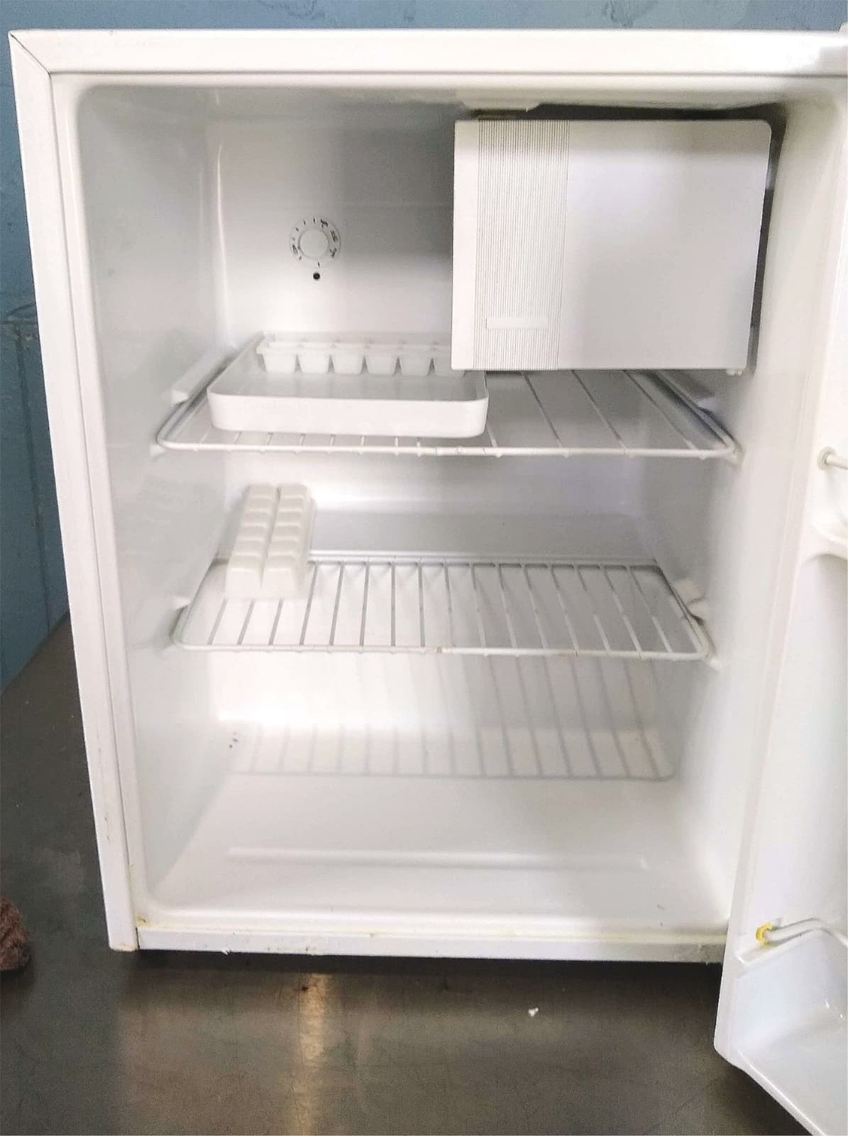 BRAND NEW SANYO SR-256W UNDERCOUNTER FRIDGE INSIDE ORIGINAL BOX FREE SHIPPING 3