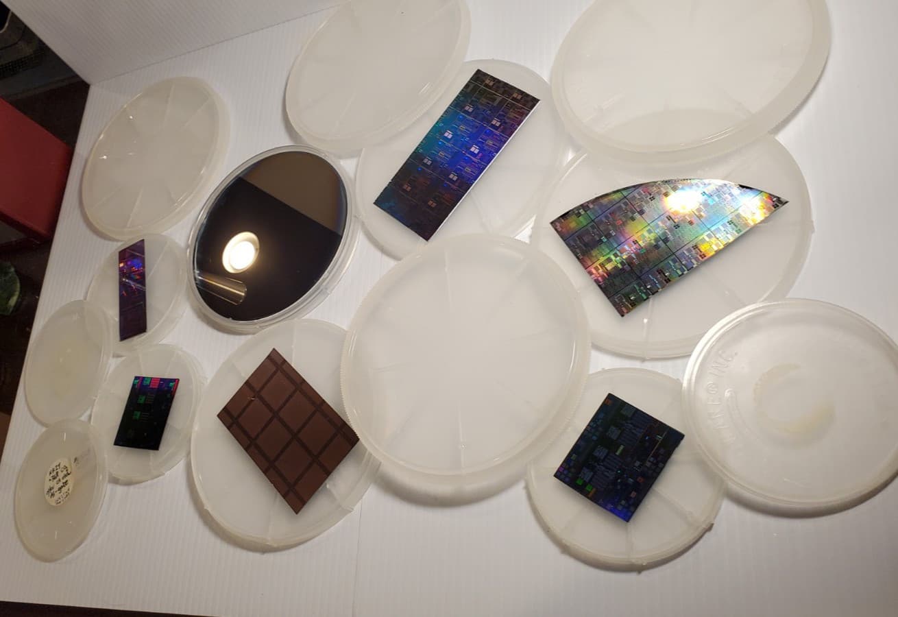 7 pc Lot Sample Semiconductor IC Chips in Fluoroware Containers Educational Use 5