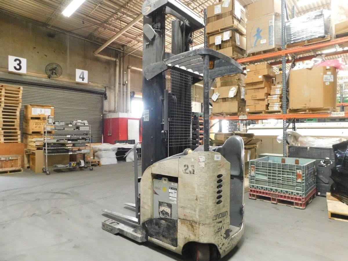 CROWN RR5225-45 REACH ELECTRIC FORKLIFT 36V M6478 2