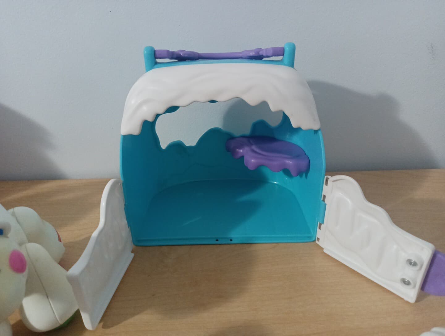 Fisher Price Amazing Animals Arctic  Friends Mother & Baby Polar Bears w Penguin 5