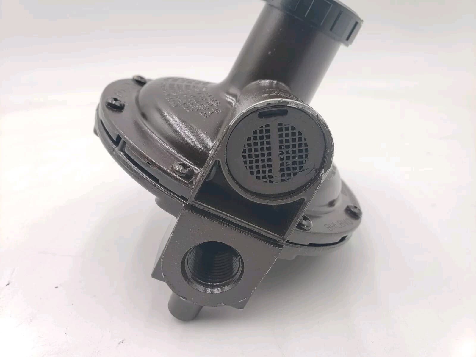 550-06553 LB WHITE REGULATOR LP PROPANE 11" WC 2ND STAGE VENT OVER OUTLET 3