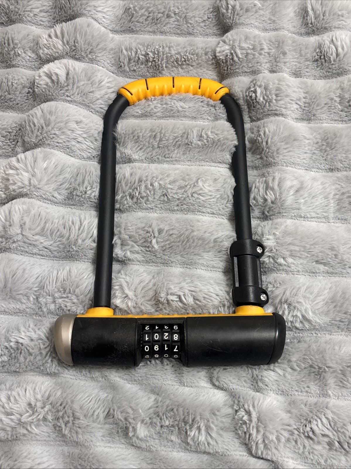 OnGuard Bulldog 8010C Combination U-Lock with Carry Bracket 2