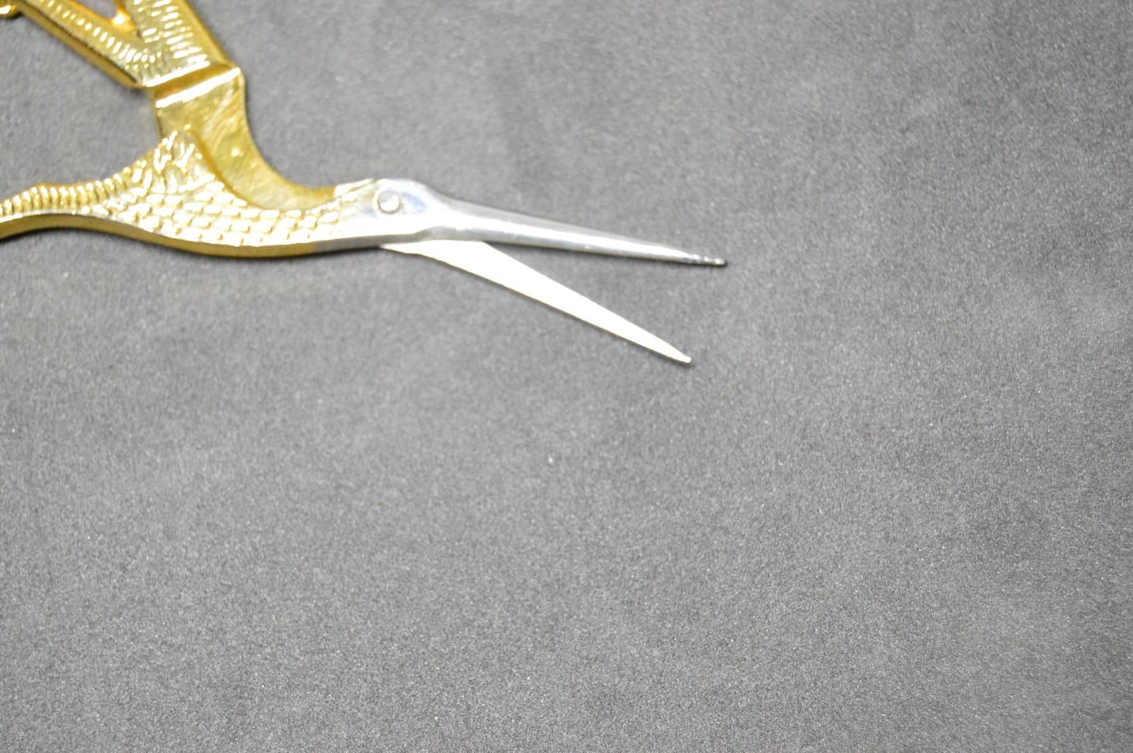 Vintage Hoffritz Italy gold tone 3-1/2" Stork Crane embroidery/sewing scissors 3