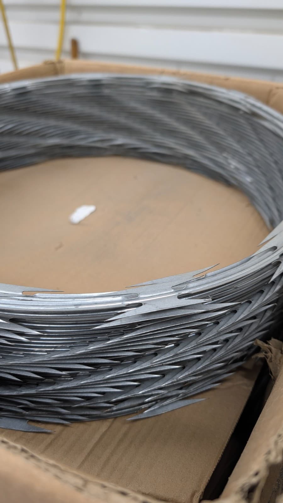 RAZOR WIRE, STAINLESS CORE/BARBS. 5 COILS/CASE 3