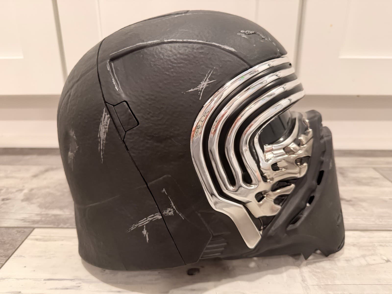 Hasbro Star Wars The Black Series Kylo Ren Voice Changing Helmet 4