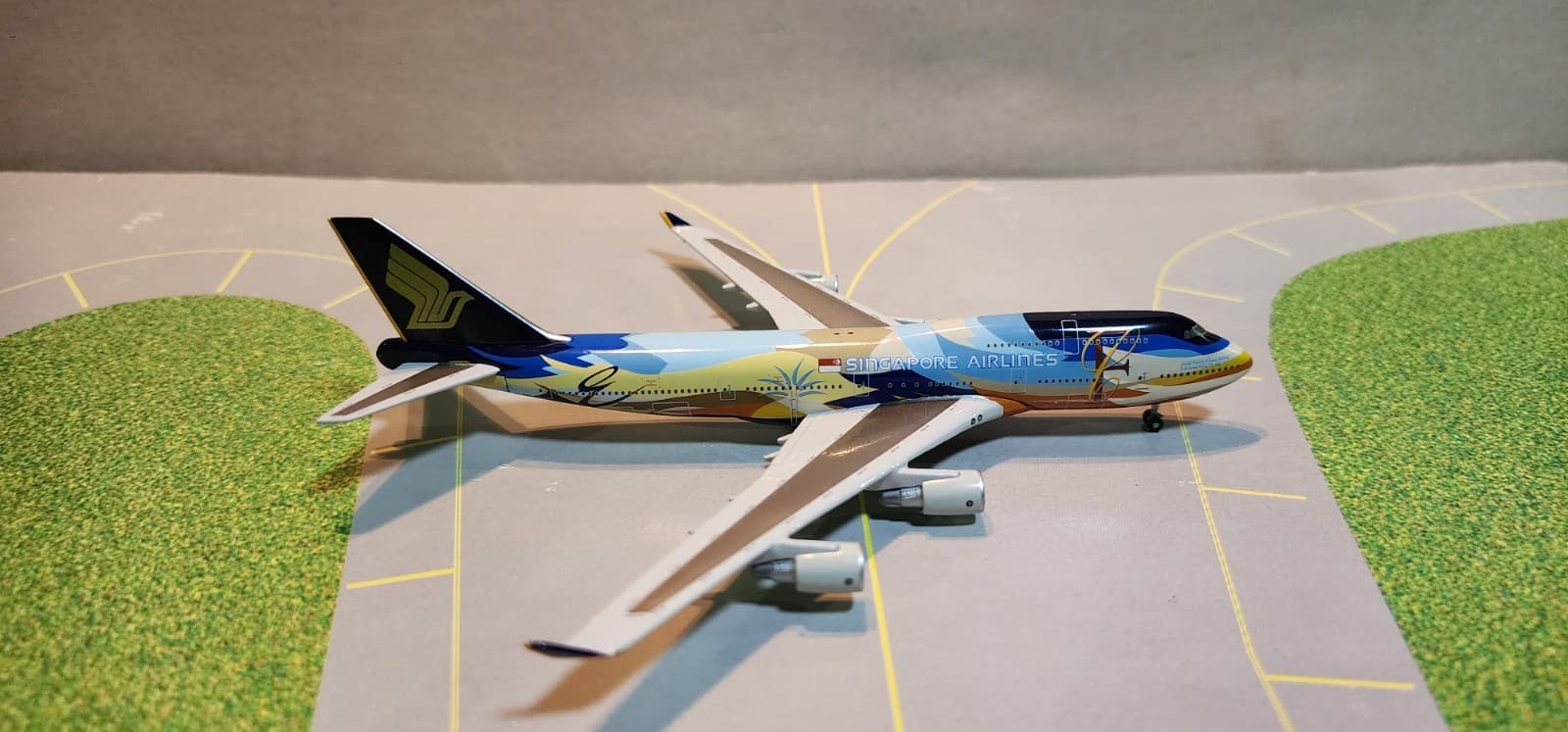 SJSIA037B SINGAPORE "TROPICAL SCHEME" 747-400 (9V-SPL) 1:500 SCALE DIECAST MODEL 3