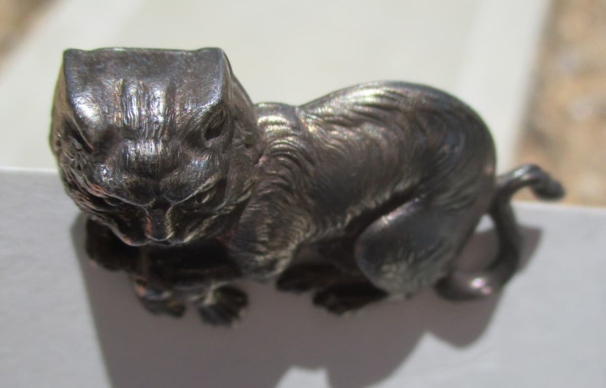 Vintage Antique French "REALISTIC CAT HOLDING A BIRD" White Metal Button 3