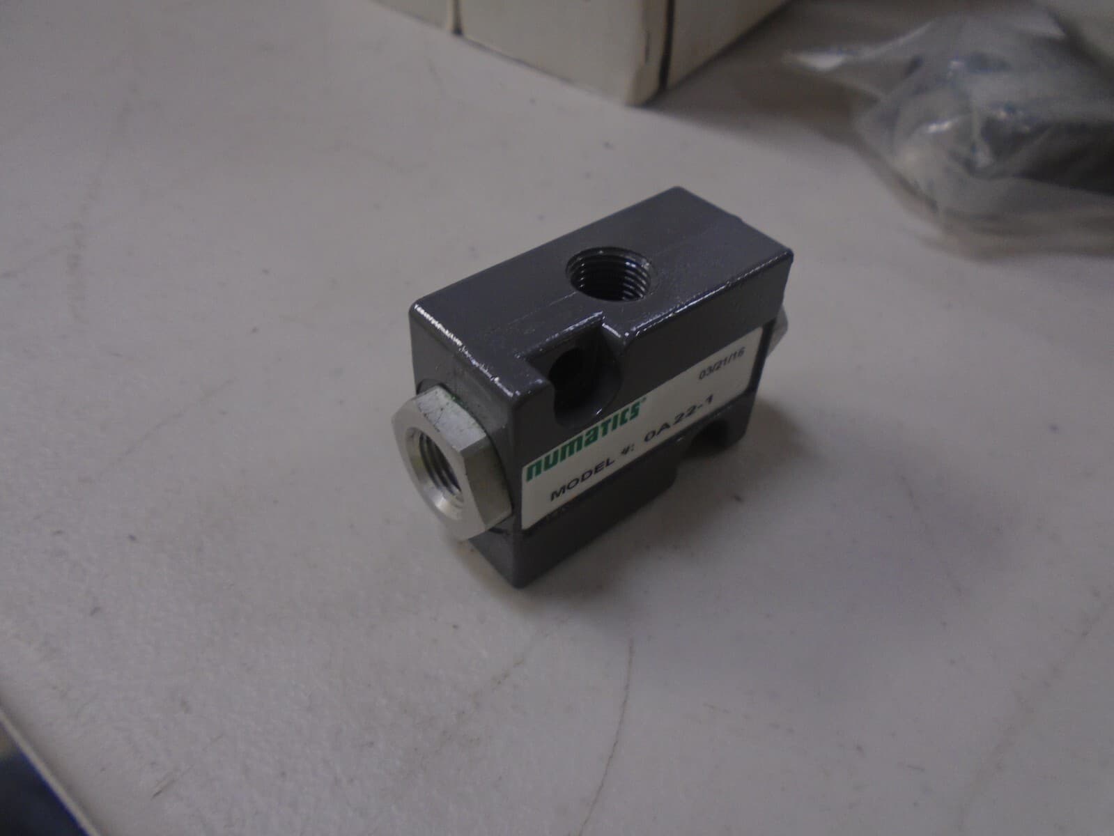 Numatics OA22-1 2 Bolt Mount Shuttle Valve 1/8NPTF 3.9-145 psi NWB *NEW* 2