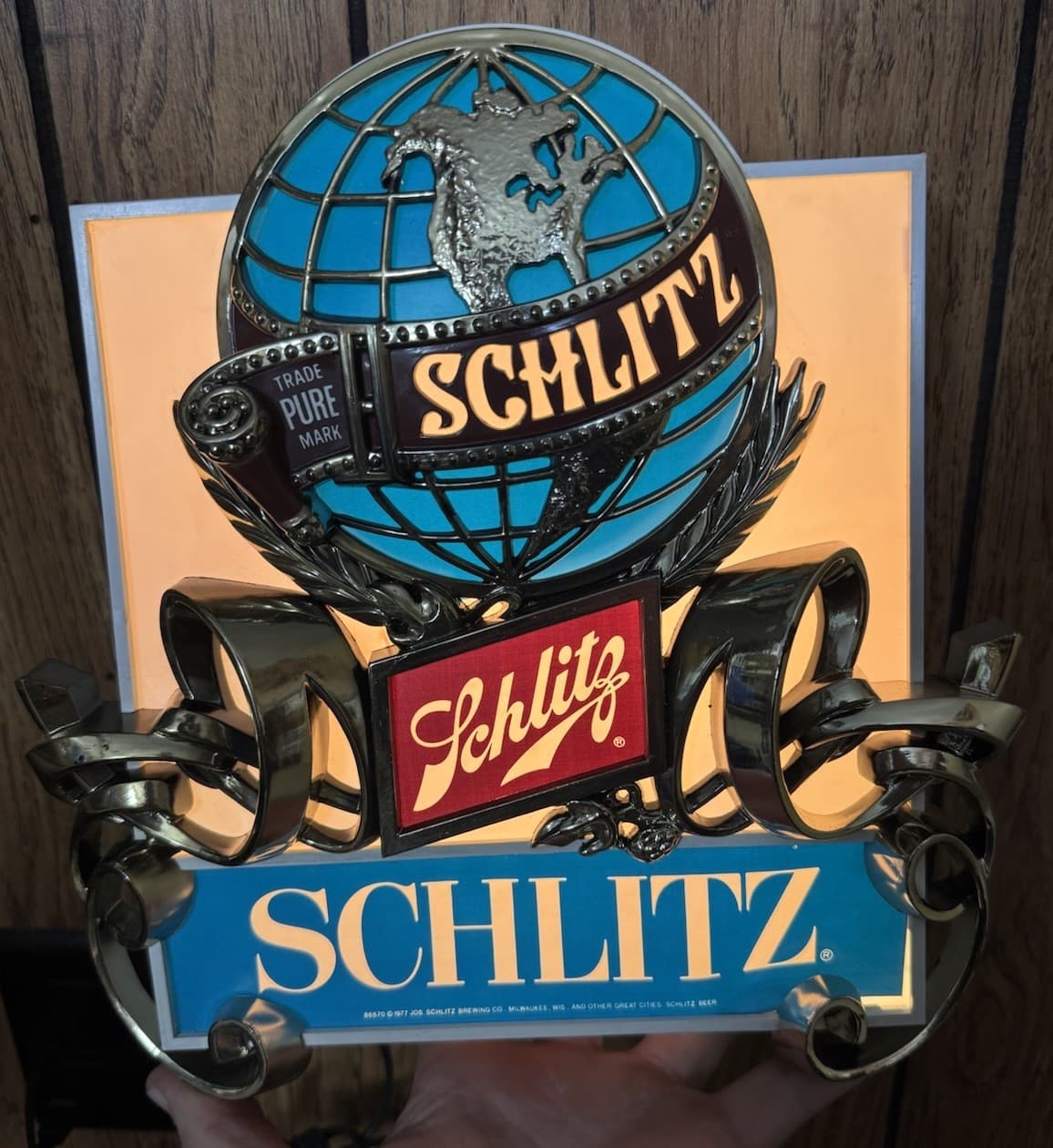 Vintage 1977 SCHLITZ Beer Lighted Bar Sign Light Up Globe Wall Plaque Union