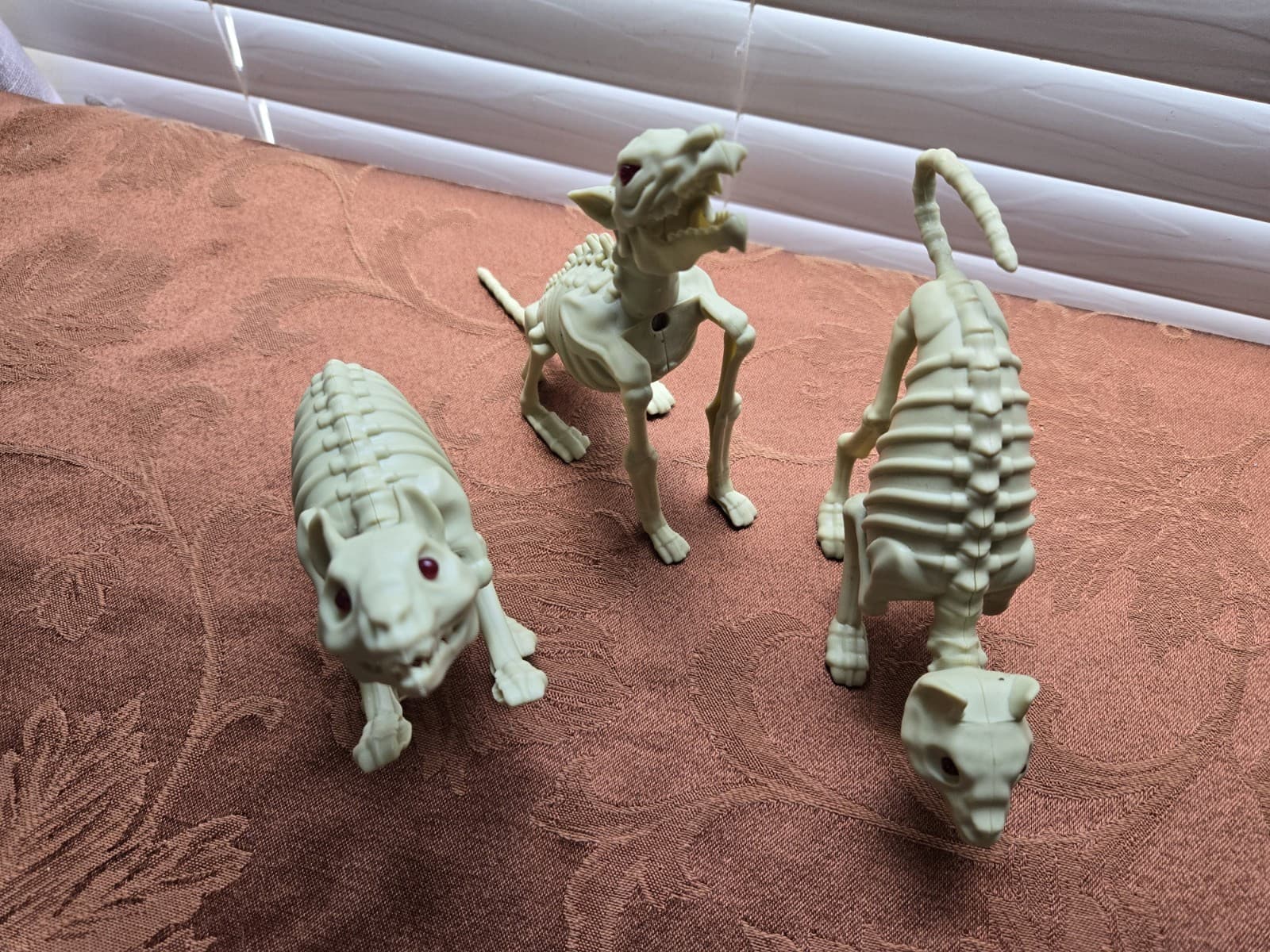 6" HOWLING WOLF SKELETON Figure, Eyes Light Up and It Really Howls Set of 3 6