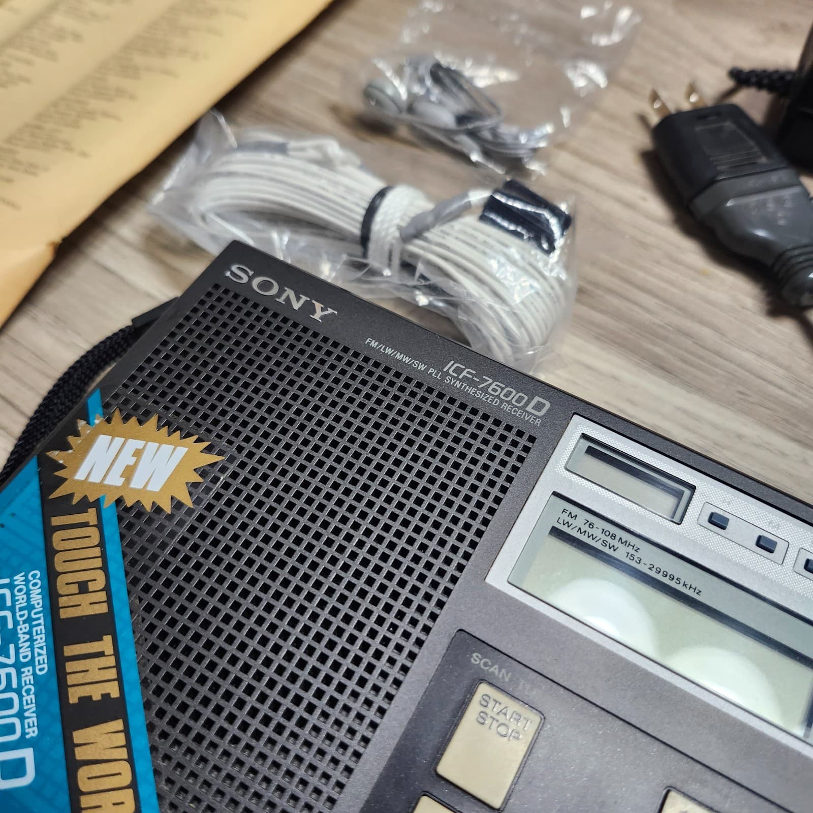 Sony ICF-7600D FM/LW/MW Synthesized Receiver Portable Radio 1980 4