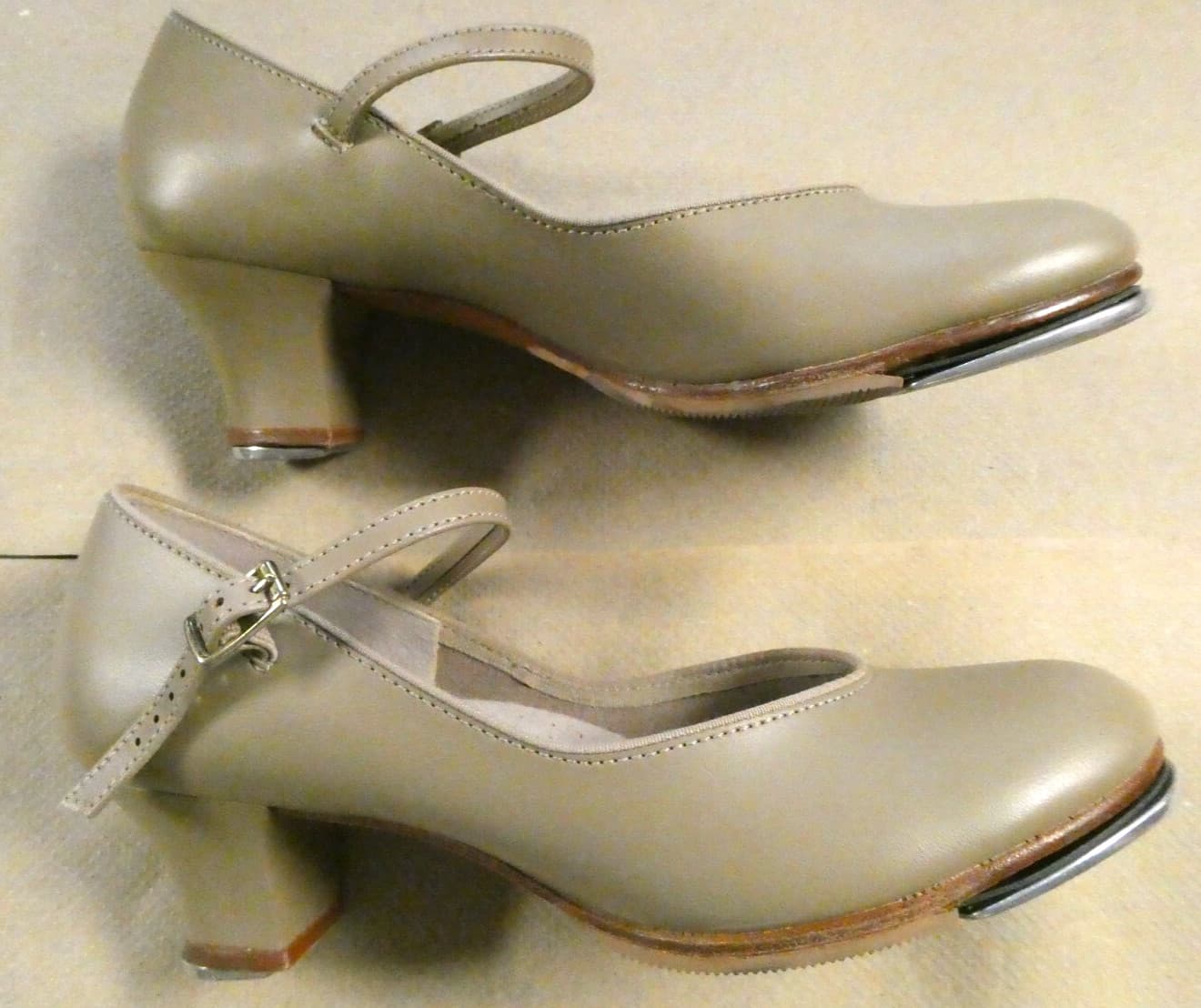 Capezio Character Shoes Dance Tan 550 2" Heel Buckle Size 7M EUC 6