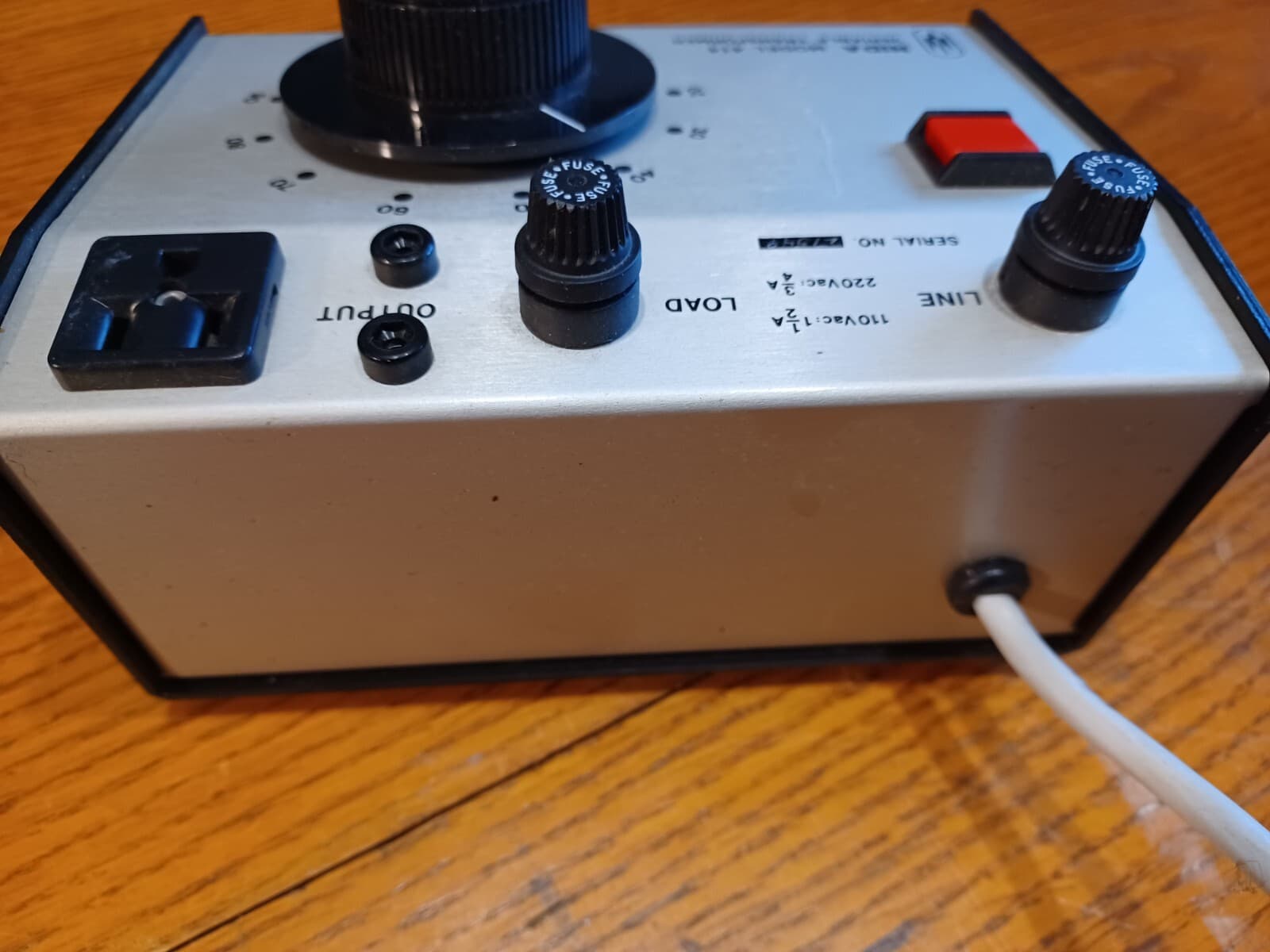 NIDA Model 414 Variable Transformer - 110VAC: 1 1/2A, 220VAC: 3/4A 2