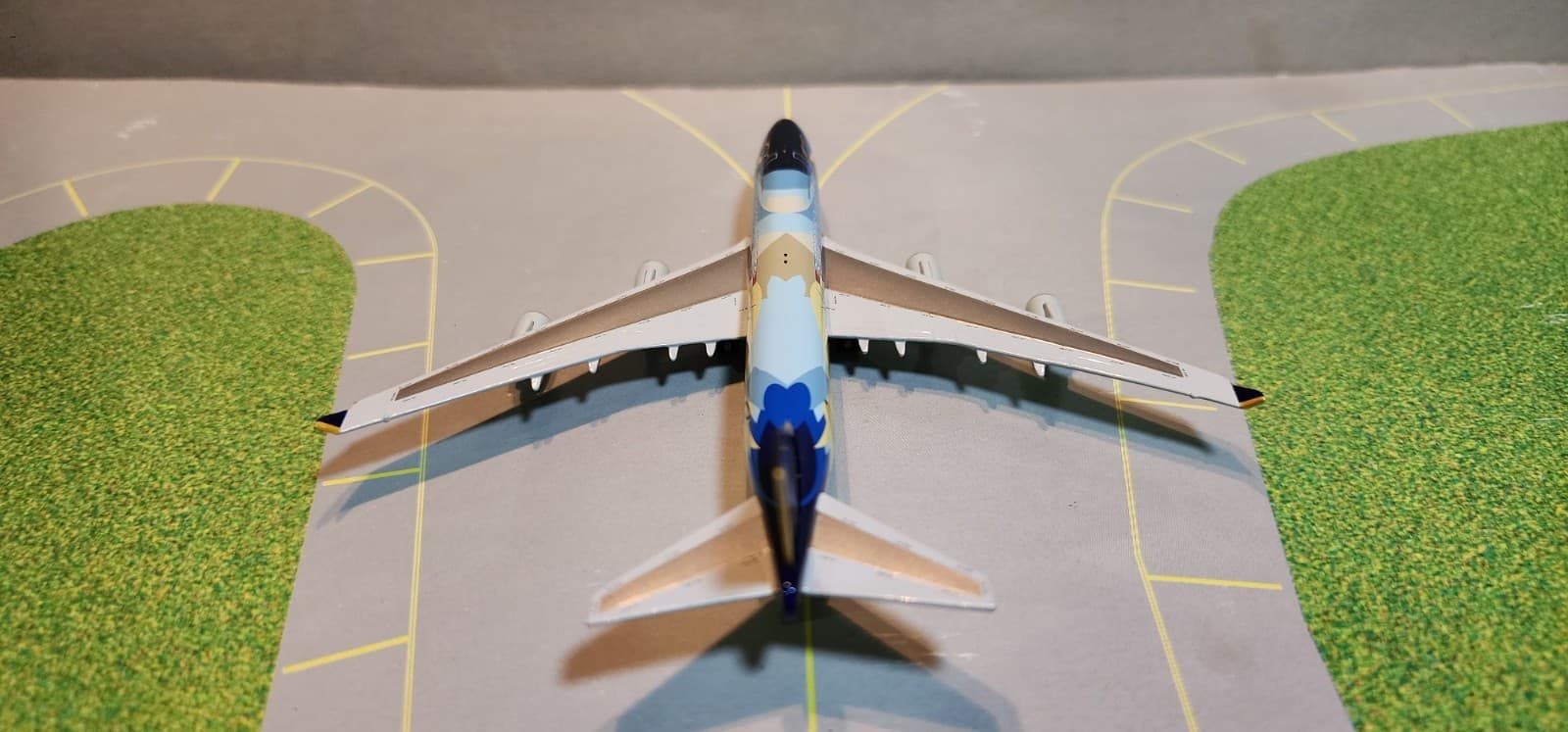 SJSIA037B SINGAPORE "TROPICAL SCHEME" 747-400 (9V-SPL) 1:500 SCALE DIECAST MODEL 4