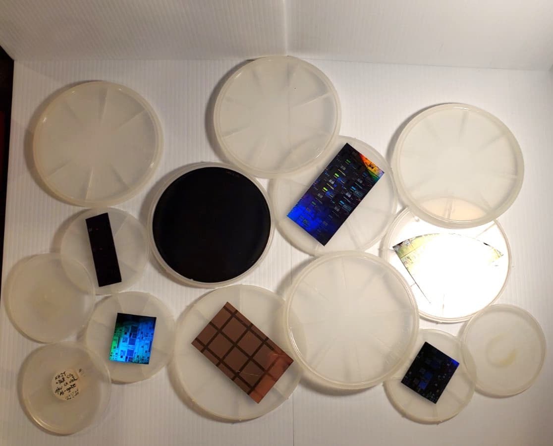 7 pc Lot Sample Semiconductor IC Chips in Fluoroware Containers Educational Use 2