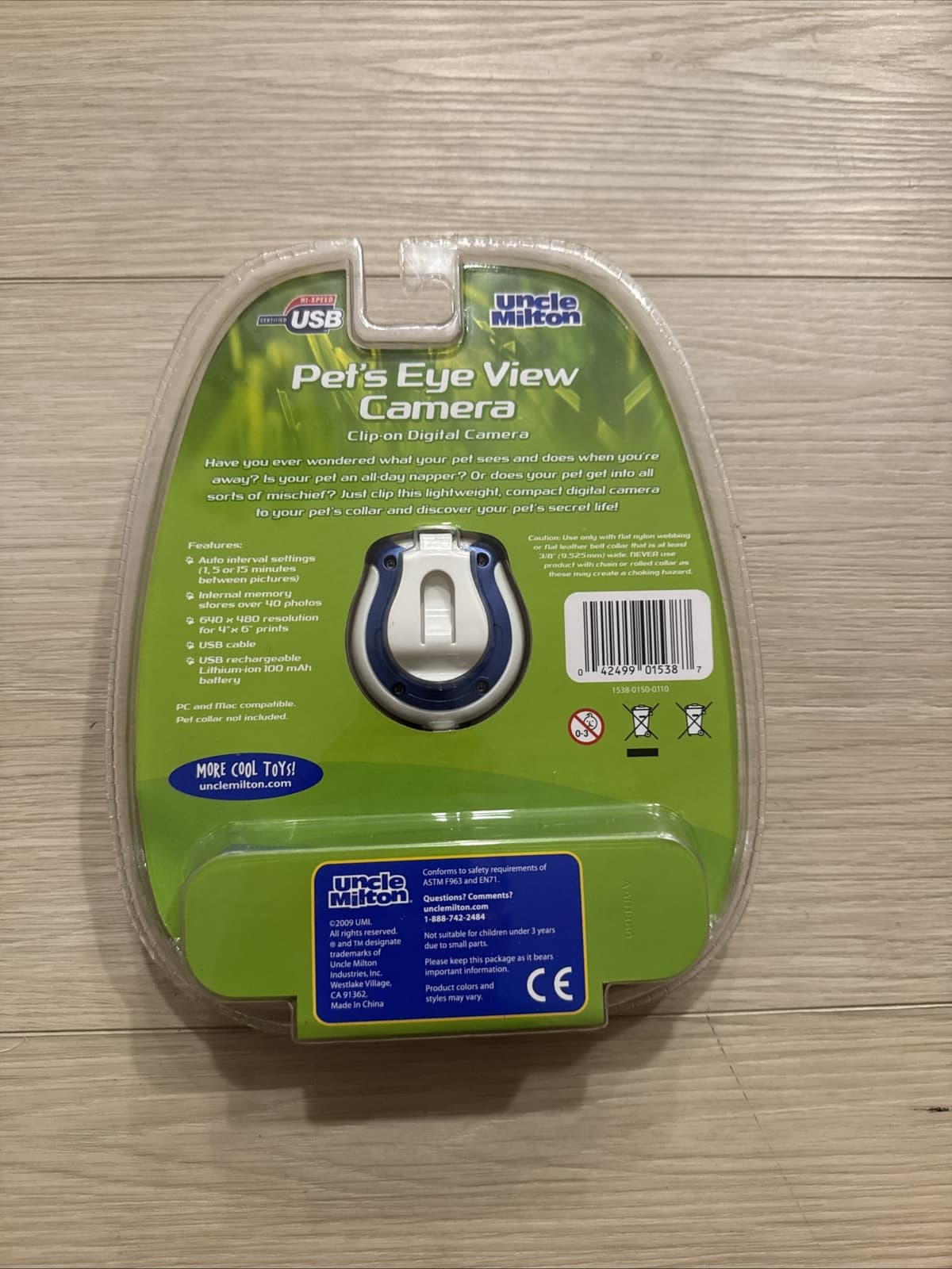 Uncle Milton 1538 Blue/White Pet's Eye View Clip On Digital Camera For Cat & Dog 2