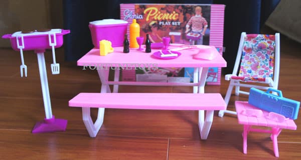 NEW GLORIA DOLL HOUSE FURNITURE PICNIC Bench BBQ Stand Lounger PLAYSET (9504)