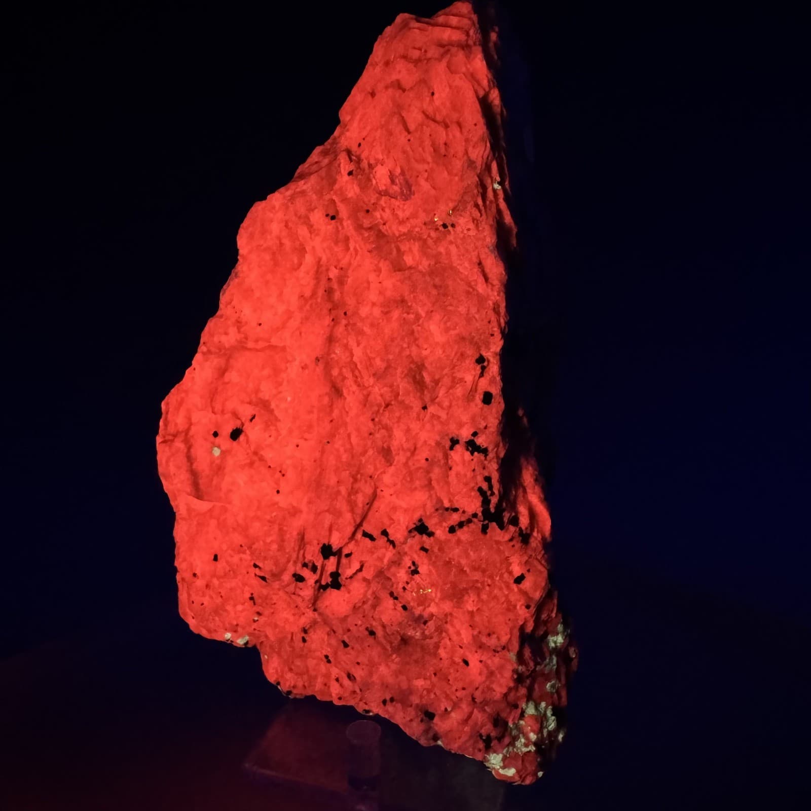 Large Rich Fluorescent Baryte in Calcite: Sterling mine, Ogdensburg, New Jersey 3