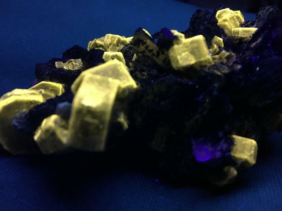 KB: FANTASTIC! SW FL. YELLOW FLUORAPATITE XLS. ON MATRIX FROM PORTUGAL 3