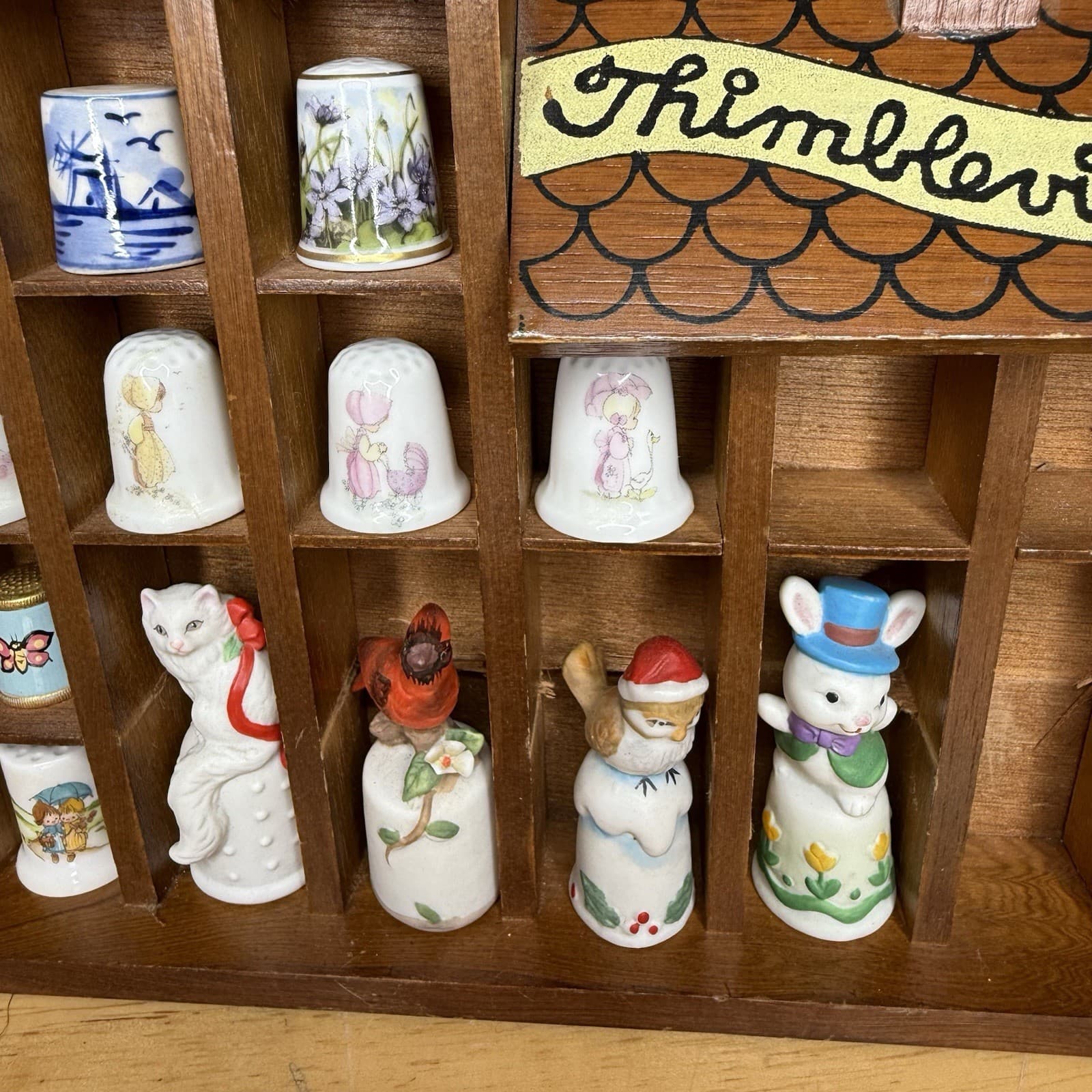 1979 Enesco Thimbleville Wood Thimble Display Case w/ Thimbles Kitschy RARE READ 4