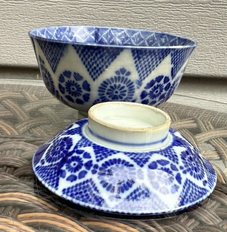 ANTIQUE JAPANESE STENCIL POTTERY LIDDED BOWL GOHAN BLUE WHITE PORCELAIN MEIJI 4