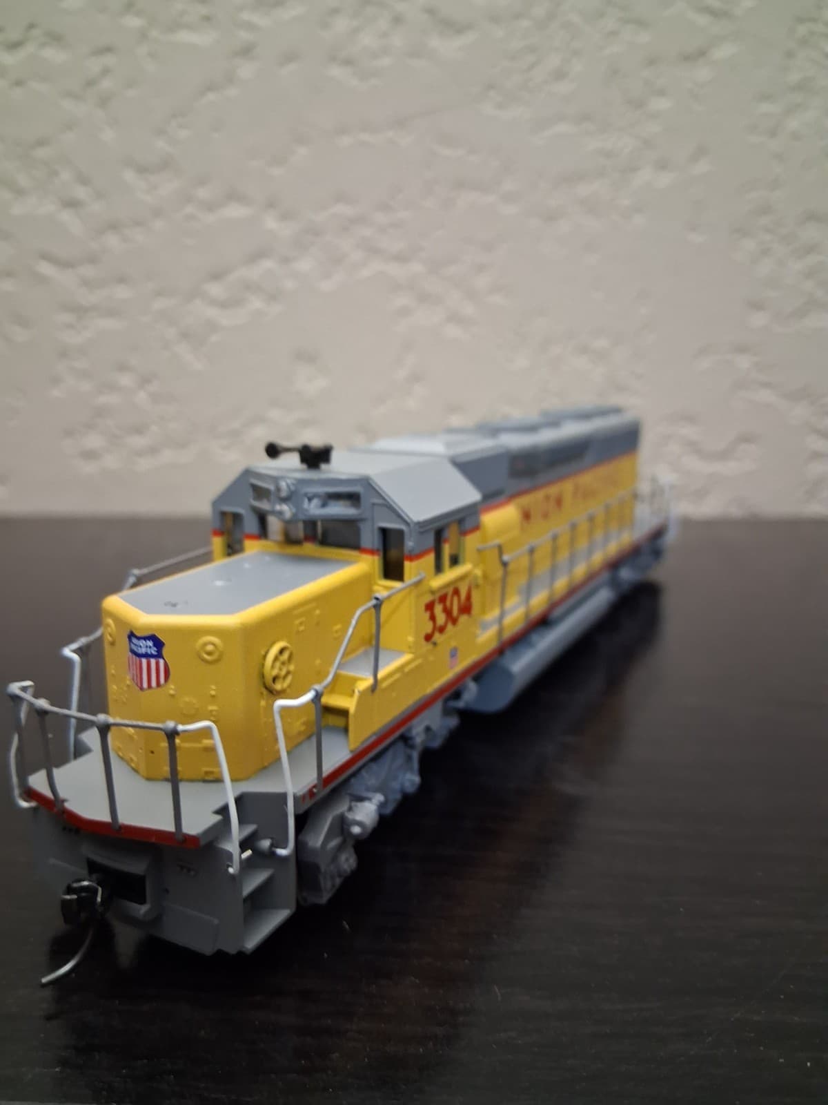 Athearn HO Union Pacific RR SD40-2 Powered Locomotive Rd. #3304 4