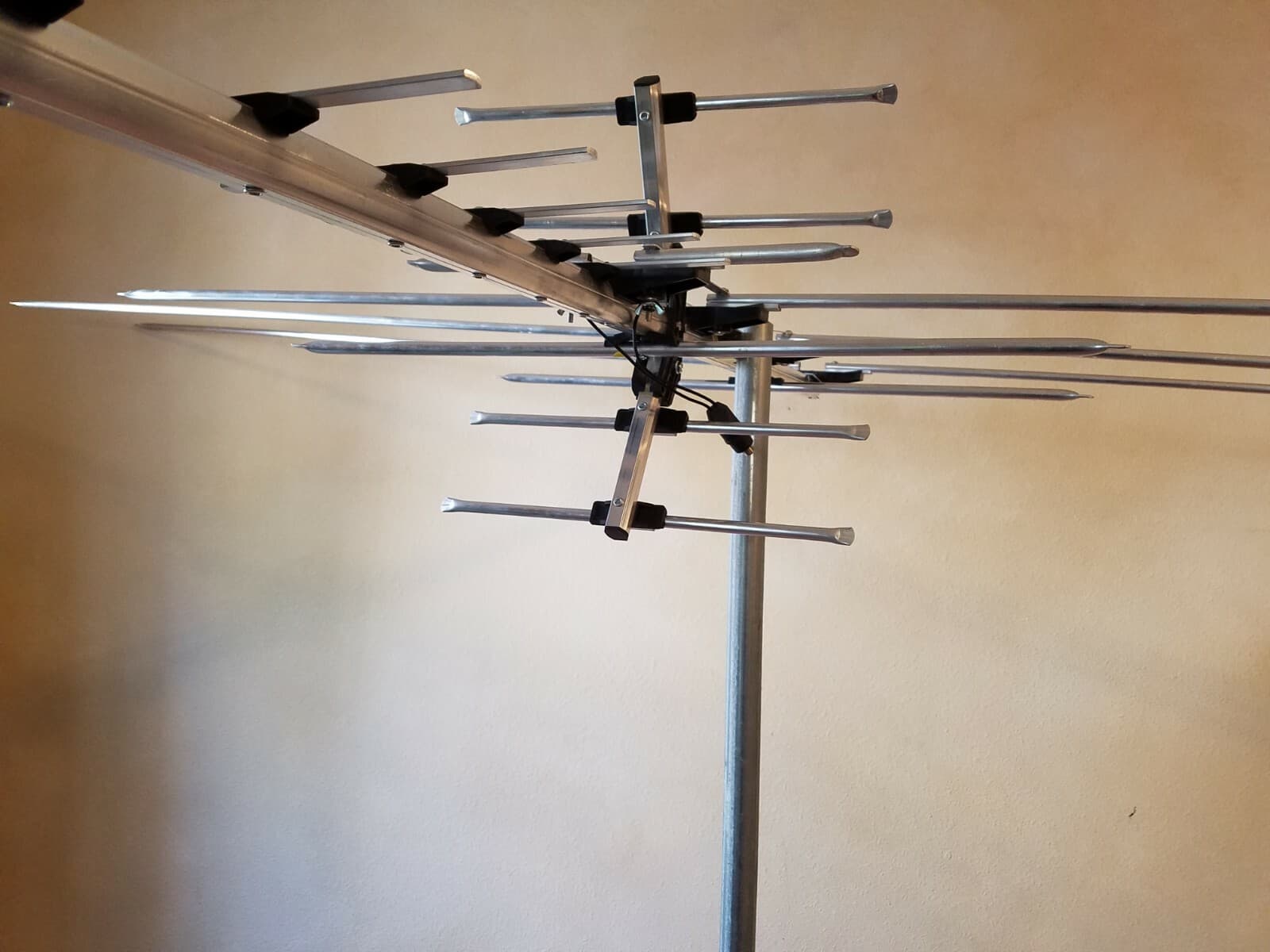 250 Mile Long Range HDTV1080p Outdoes 990 m TV Antenna Digital UHF/VHF FM Radio 6