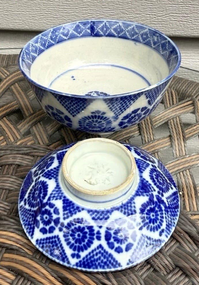 ANTIQUE JAPANESE STENCIL POTTERY LIDDED BOWL GOHAN BLUE WHITE PORCELAIN MEIJI 2