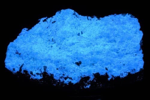 KB: SW FL BRIGHT!! BLUE/WHITE SCHEELITE XLINE. ON GNEISS YUNNAN PROVINCE, CHINA