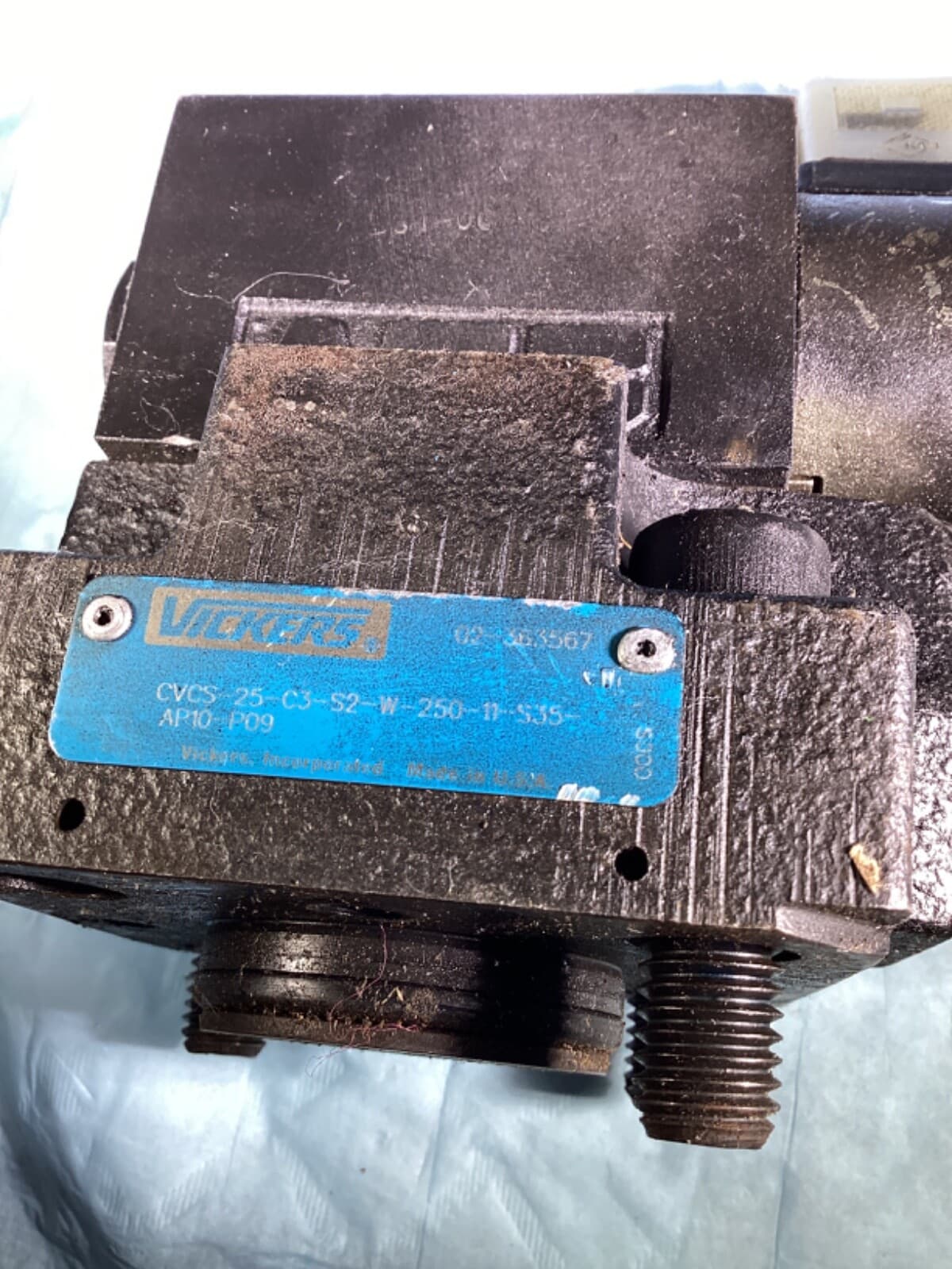 VICKERS Directional Valve DG4V-3S-2AL-M-U-HL7-60-EN490 Used 6