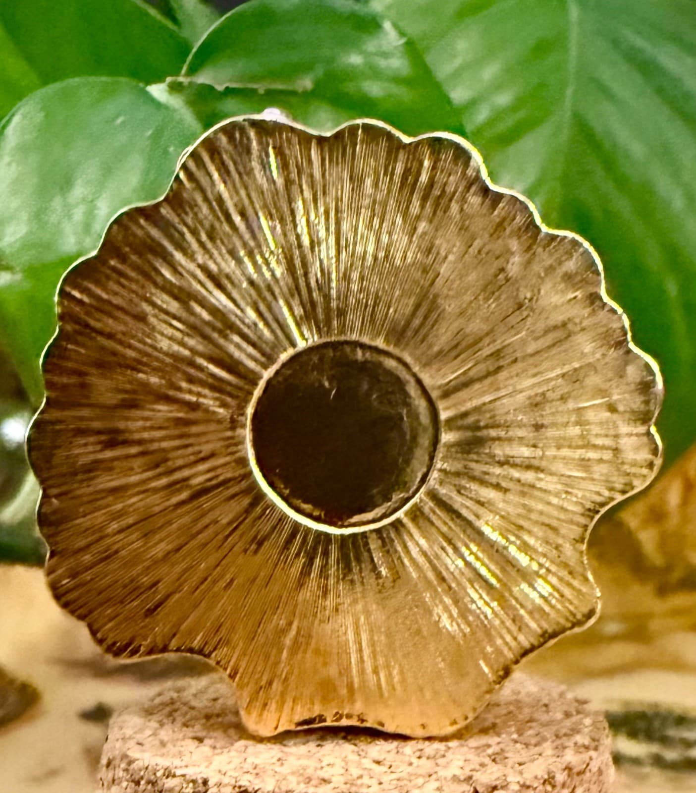 Estee Lauder Gold Tone Scalloped Sea Shell Solid Perfume Compact Vintage 2