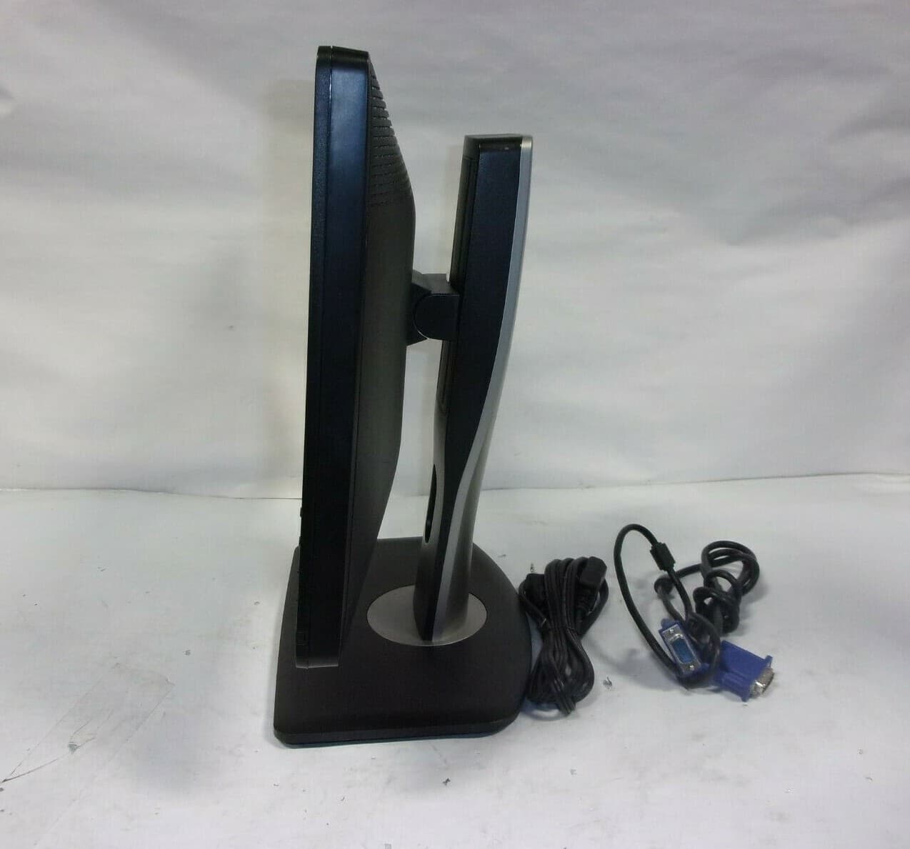 Dell UltraSharp 19 inch P1913T LCD Monitor W Power  & VGA CABLE GRADE A 4