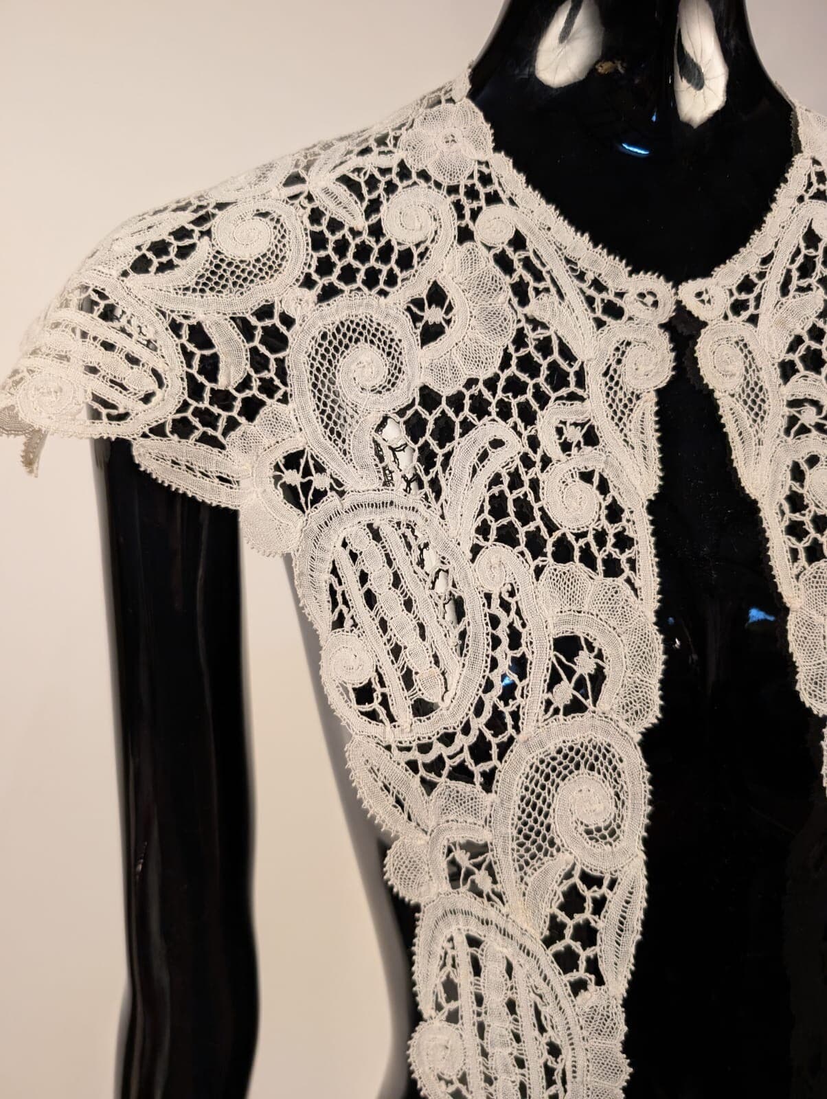 BEAUTIFUL VICTORIAN 19TH C HAND MADE LACE COLLAR FOR DRESS 4