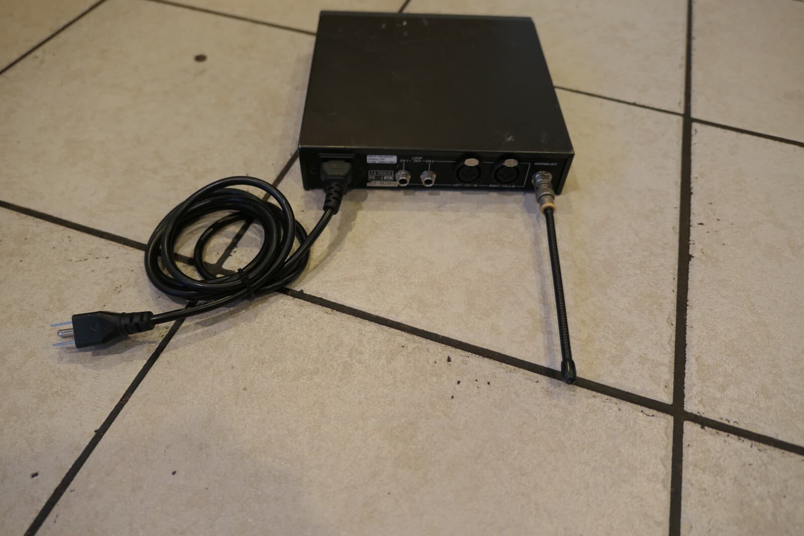 Carvin EM900 Wireless In-Ear Monitor UHF Transmitter - 638-662 MHz 3