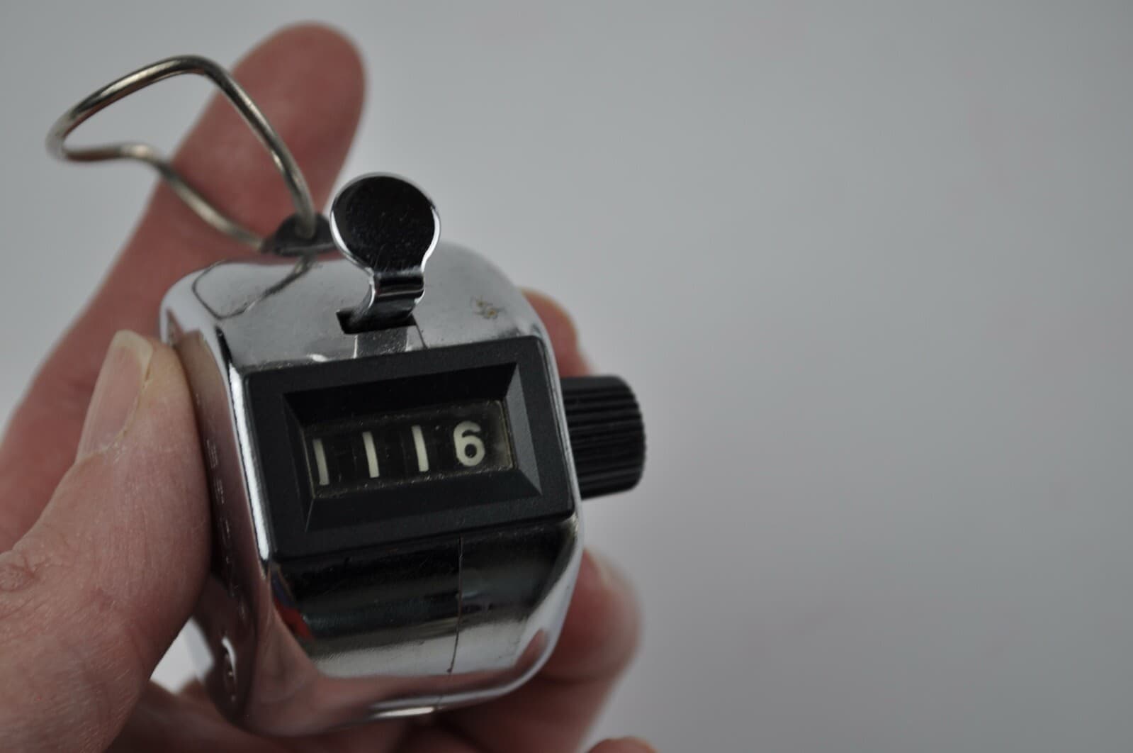 Hand Tally Counter 4-Digit Mechanical Palm Number Clicker With Finger Ring WORKS 5