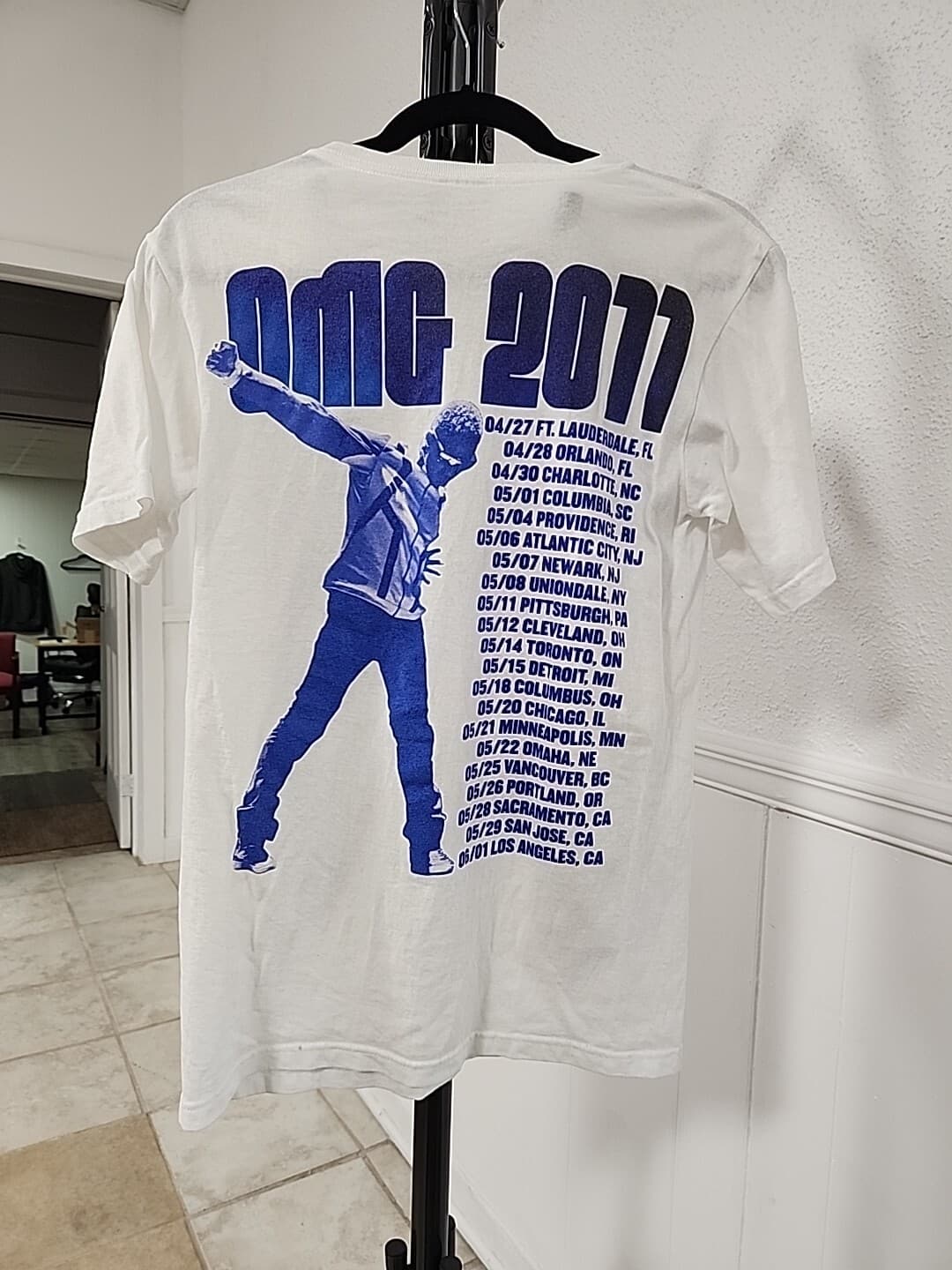 Usher Unisex 2011 OMG Tour Concert White Graphic T-Shirt Small/Medium 6